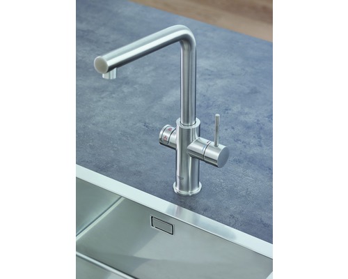 Kuchyňská baterie z kovu s vysokým výtokem vedle dřezu