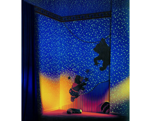 Dětský pokoj s tapetou s hvězdnou oblohou a motivy medvědů na zdi