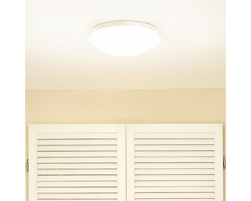 Bílé stropní svítidlo na stropě