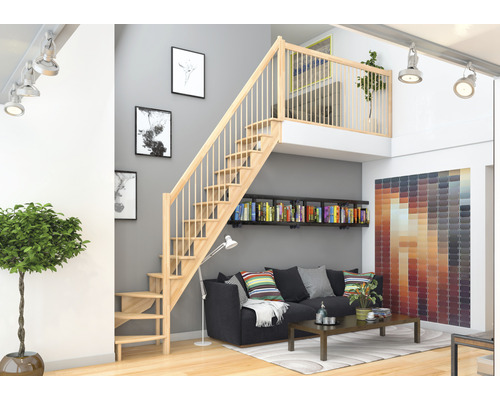 Obývací pokoj s dřevěným schodištěm do mezipatra, knihovnou a pohovkou