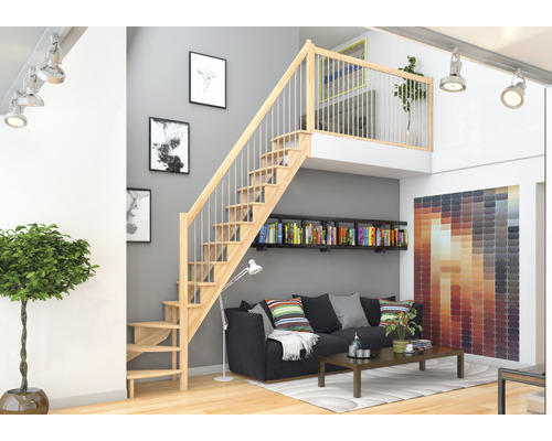 Obývací pokoj s dřevěným schodištěm, pohovkou a knihovnou