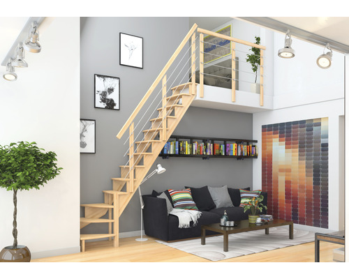 Obývací pokoj s dřevěným schodištěm, pohovkou a knihovnou