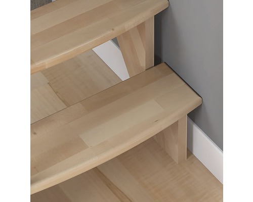 Detailní pohled na dřevěné schodišťové stupně