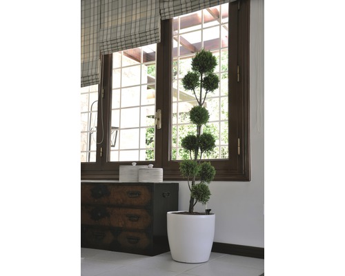 Pokoj s oknem, roletou, komodou, nádobami a hrnkovou rostlinou