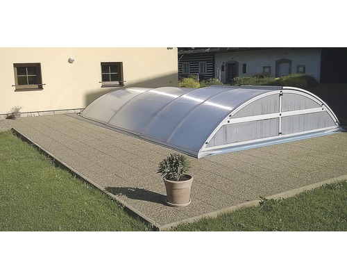 Zastřešení bazénu na dlážděné ploše v zahradě