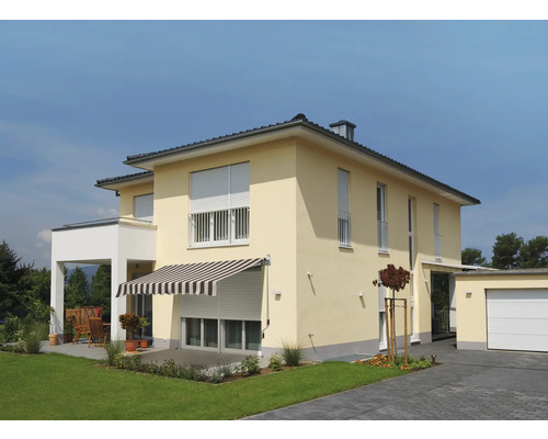 Dům s markýzou a roletami