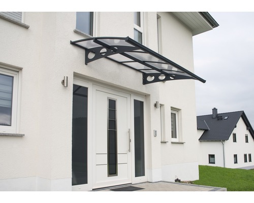 Stříška nad vchodové dveře s držáky namontovanými na stěně domu