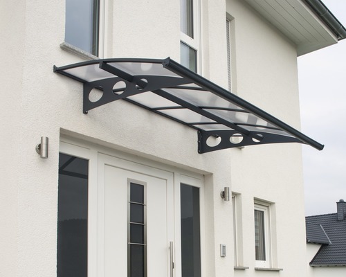 Vchodová stříška z plastu a kovu u vchodu do domu