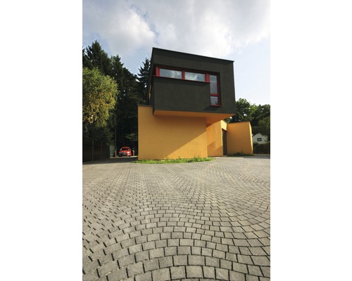 Moderní dům s dlažebními kostkami venku