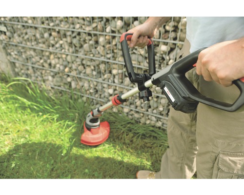 Akumulátorový vyžínač trávy při zastřihávání trávníku