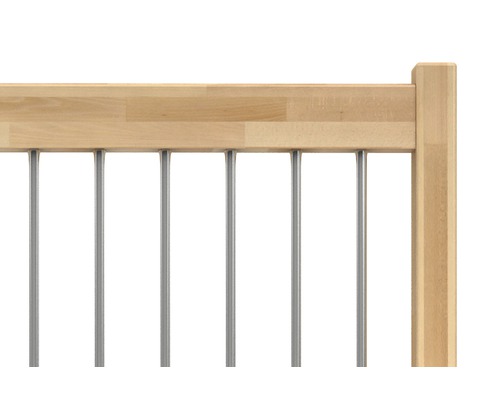 Detailní pohled na zábradlí ze dřeva a kovu