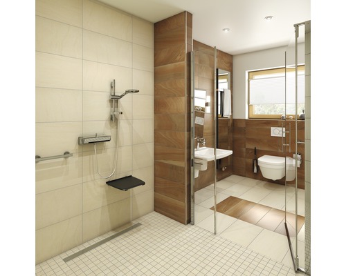 Bezbariérová koupelna se sprchou, toaletou a umyvadlem.