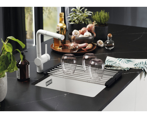 Kuchyňská scéna s umyvadlem, odkapávačem, baterií a různými kuchyňskými potřebami