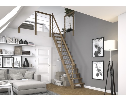 Obývací pokoj s dřevěným schodištěm a ocelovým lanovým zábradlím do mezipatra