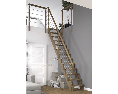 Dřevěné schodiště s lany z nerezové oceli ve světlé místnosti