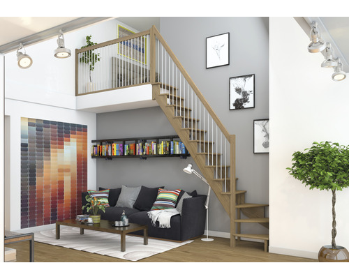 Obývací pokoj se schodištěm do mezipatra, knihovnou a pohovkou.