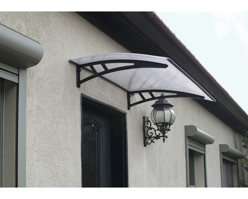 Stříška nad vchodovými dveřmi s atrapou lampy na domě