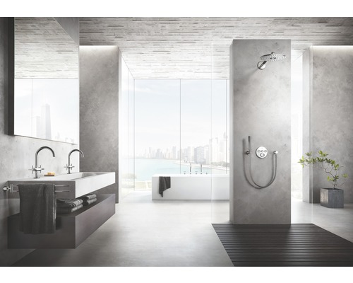 Světlá koupelna s umyvadlem, sprchou, vanou a velkým oknem s výhledem na město