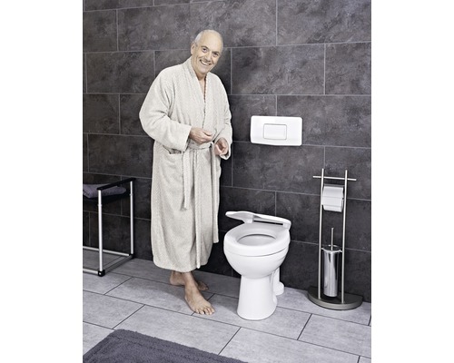Koupelna se zvýšenou toaletou a osobou v županu