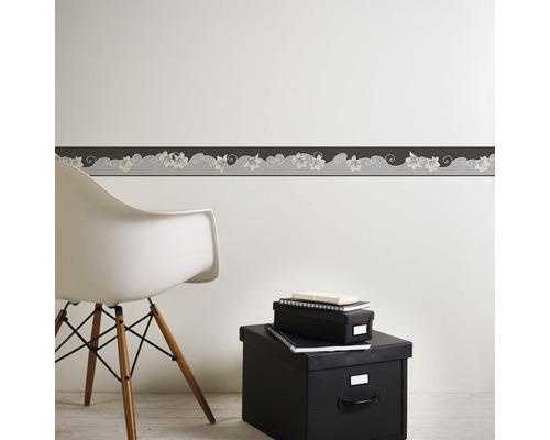 Nástěnná bordura s květinovým vzorem v pokoji