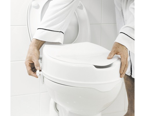 Zvýšené WC sedátko namontované na toaletě