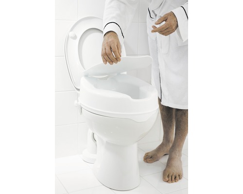 Zvýšená toaleta s osobou v županu