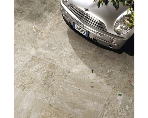 Venkovní dlažba s autem