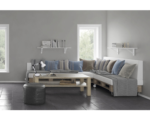 Obývací pokoj s nábytkem z palet, skládající se z pohovky, stolu a stoličky