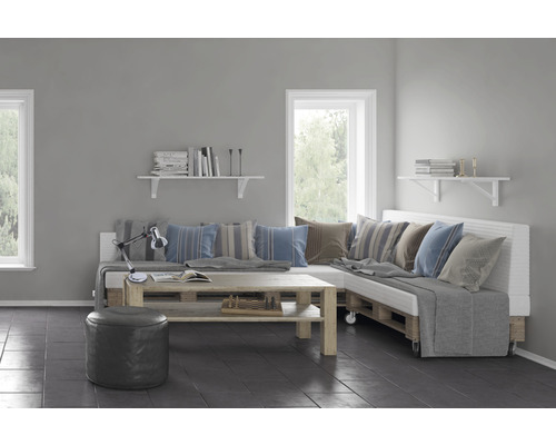 Obývací pokoj s pohovkou z palet, dřevěným stolem a policemi