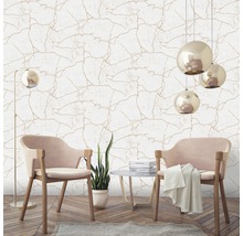 Obývací pokoj s mramorovou tapetou, křesly, stojací lampou a závěsnými svítidly pro stylový interiér