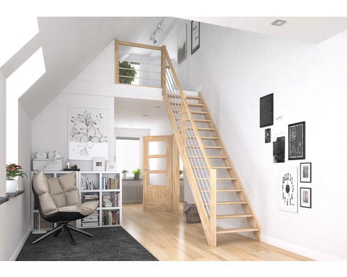 Obývací pokoj s dřevěným schodištěm do podkroví, čtecí kout a dveře