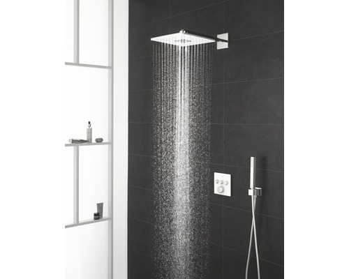 Čtvercová sprchová hlavice instalovaná v koupelně s regulátorem a ruční sprchou