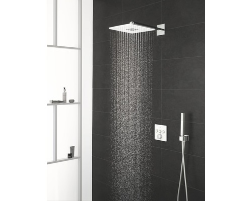 Dešťová sprcha s ruční sprchou a termostatem v koupelně