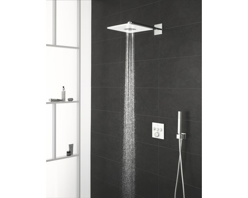 Čtvercová hlavová sprcha s proudem vody v moderní koupelně