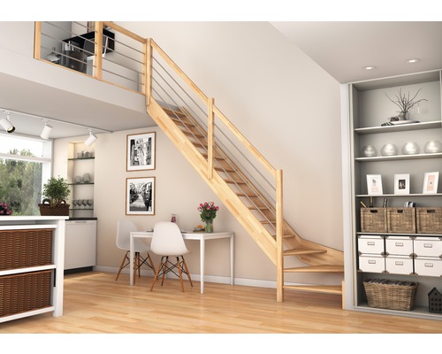 Světlé vybavení bytu s dřevěným schodištěm, jídelním stolem a regály.