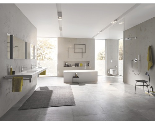 Světlá koupelna s dvojitým umyvadlem, vanou, sprchovým koutem a šedým kobercem