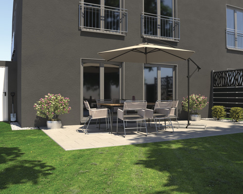 Terasa s jídelním stolem, židlemi, slunečníkem a rostlinami před domem