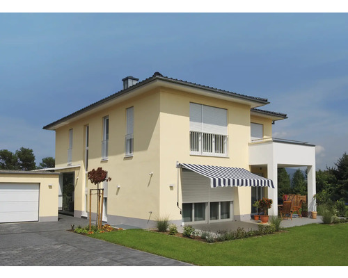 Dvougenerační dům s roletami a markýzou