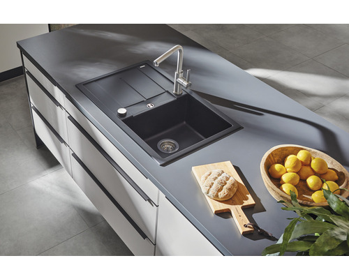 Dřez s odkapávací plochou a kuchyňská baterie na kuchyňské lince