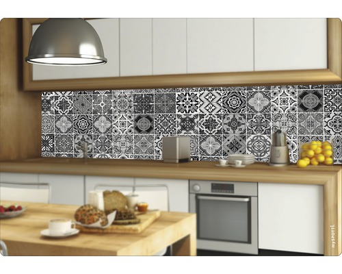 Kuchyňská scéna s obkladačkami v retro designu