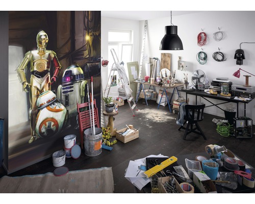 Místnost s fototapetou Star Wars, nářadím a stavebními materiály pro renovaci