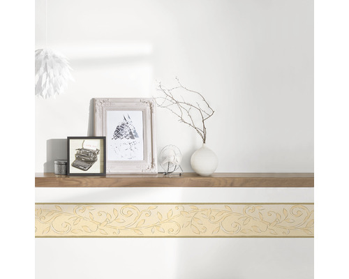 Nástěnná bordura s květinovým vzorem ve světlé místnosti