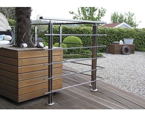 Terasa s nerezovým zábradlím a dřevěným boxem