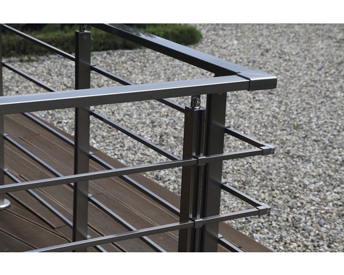 Detailní záběr nerezového zábradlí na dřevěné terase