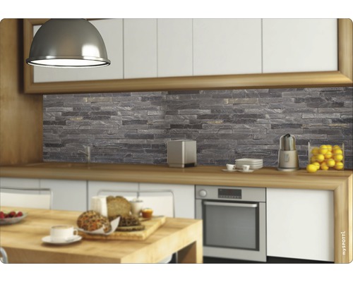 Kuchyňská scéna s obkladem s kamenným vzhledem za pracovní deskou