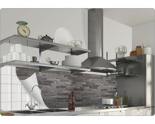 Kuchyňská scéna s policemi, digestoří a různými kuchyňskými potřebami.