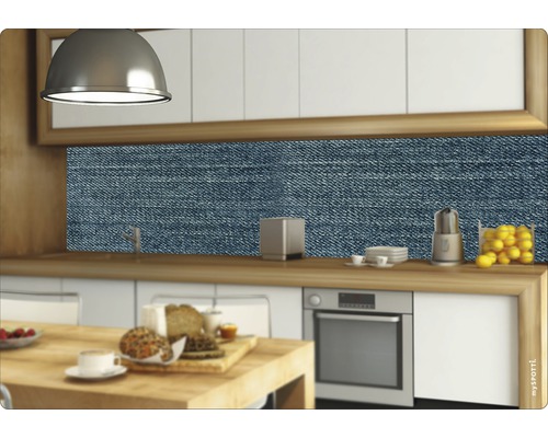 Kuchyňská scéna s nástěnným panelem s motivem džínů nad pracovní deskou