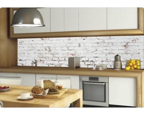 Kuchyňská scéna s kuchyňským obkladem se vzorem cihel v bílé barvě