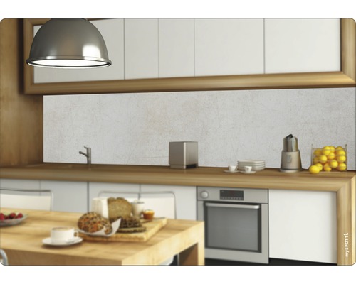 Kuchyňská scéna se snídaní na dřevěném ostrůvku a kuchyňským náčiním na pracovní desce