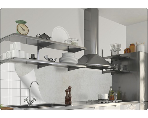 Kuchyňská scéna s nerezovými policemi, digestoří a nádobím
